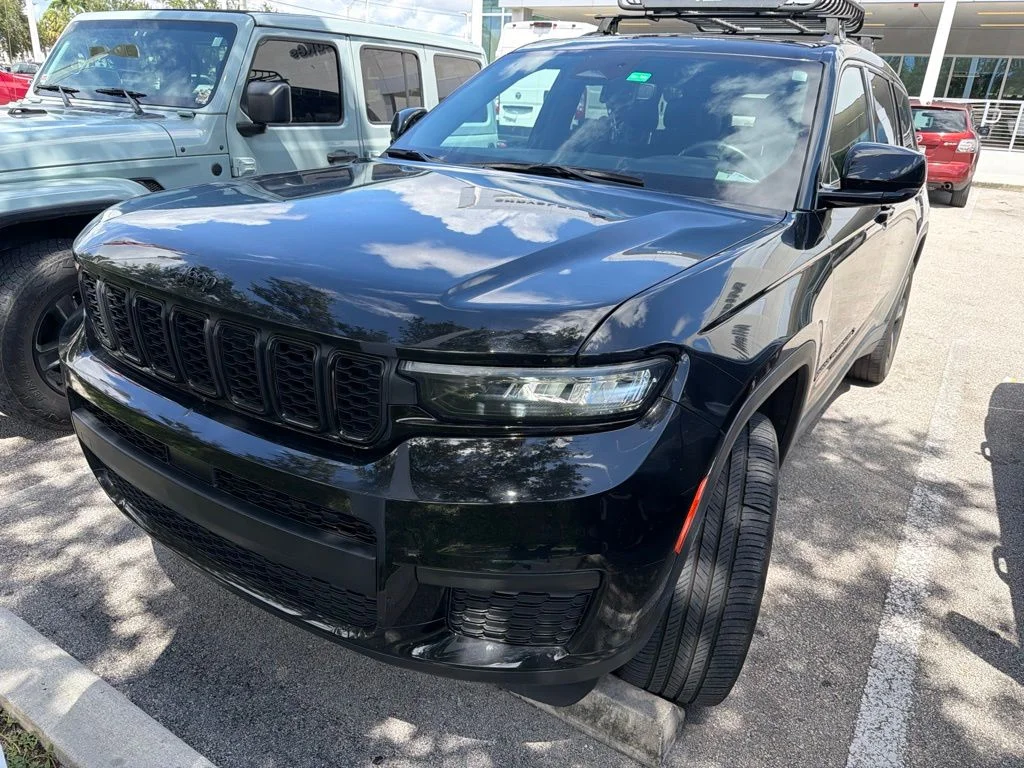 Used 2022 Diamond Black Crystal Pearlcoat Jeep Altitude image 2