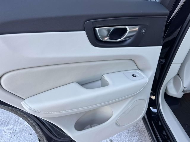 2025 Volvo XC60 Plus - Photo 11