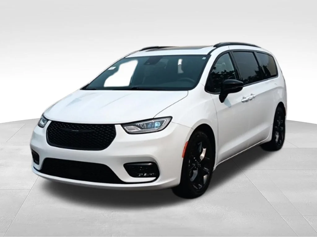 Used 2025 Bright White Clearcoat Chrysler Limited image 3