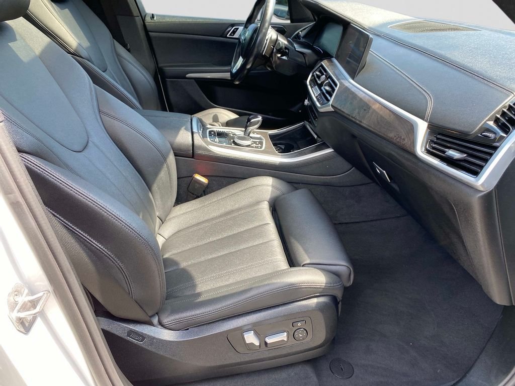 Used 2022 White BMW xDrive45e image 27