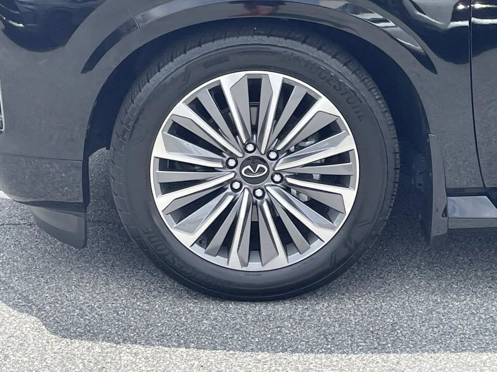 Used 2025 Black INFINITI LUXE image 7