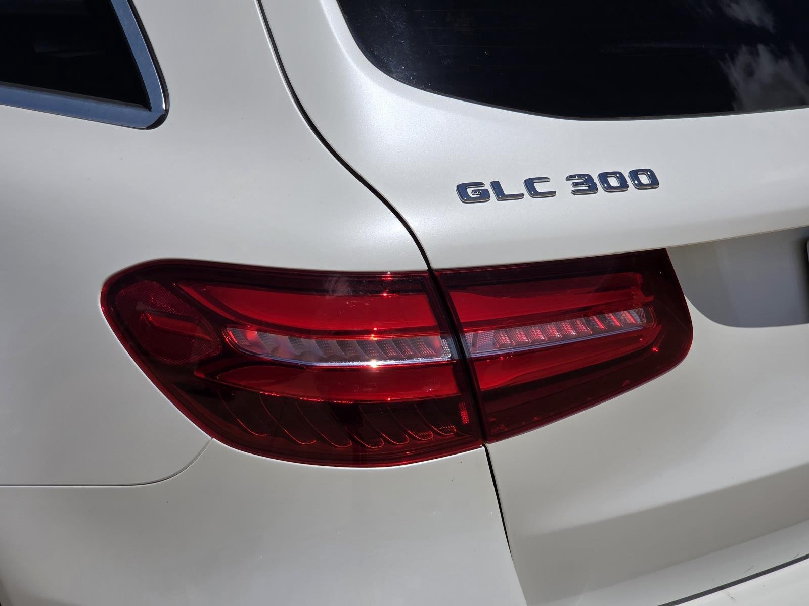 Used 2018 designo Diamond White Metallic Mercedes-Benz GLC 300 image 8