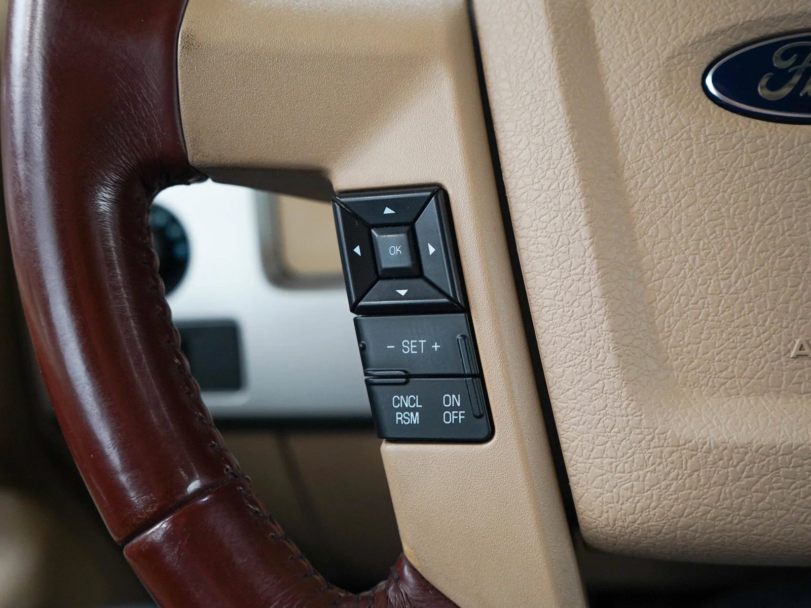 Used 2014  Ford XL image 23