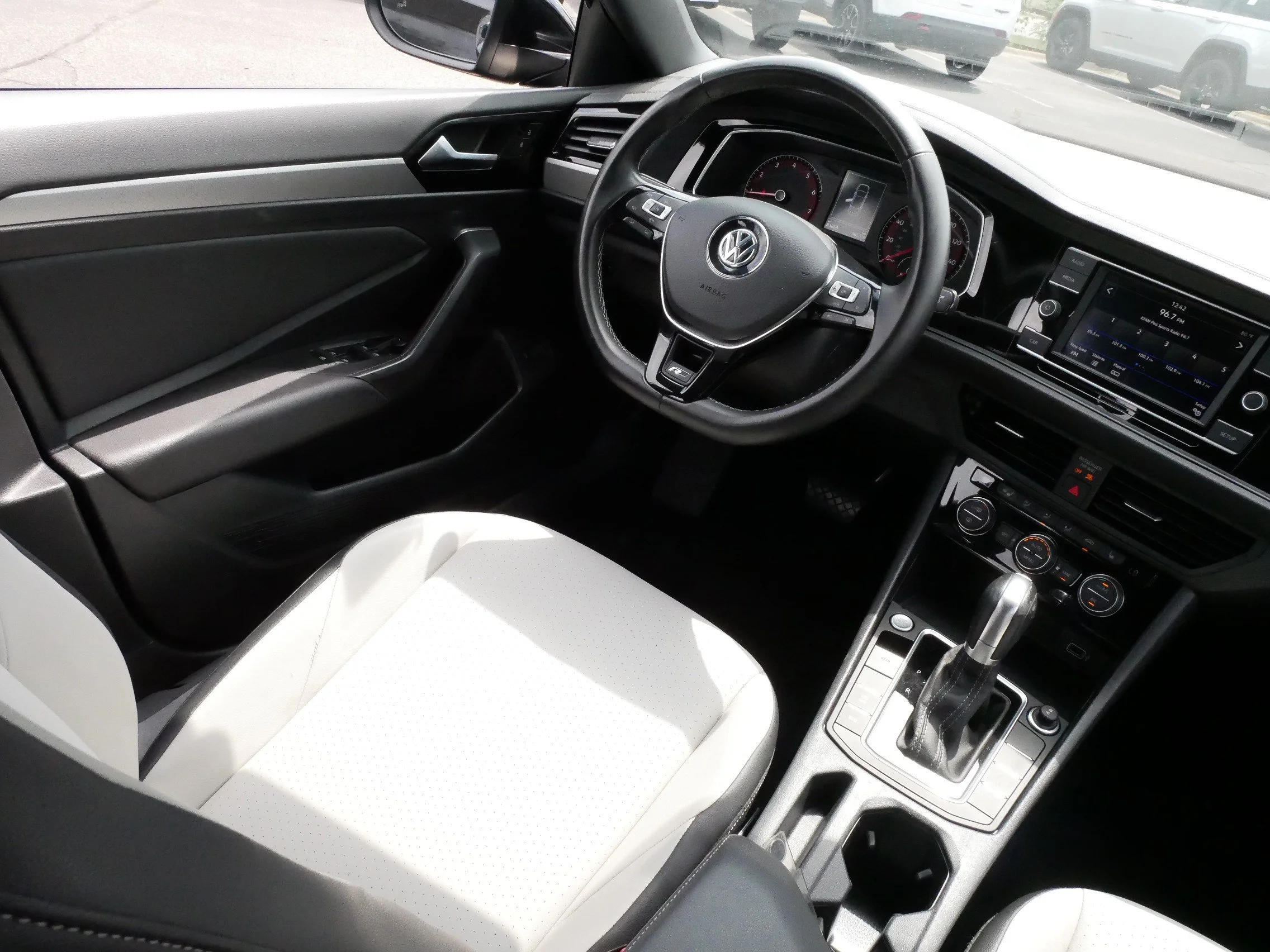 Used 2019 Deep Black Pearl Volkswagen R-Line image 9