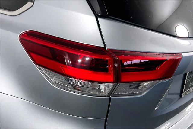 Used 2017 Silver Toyota XLE image 21