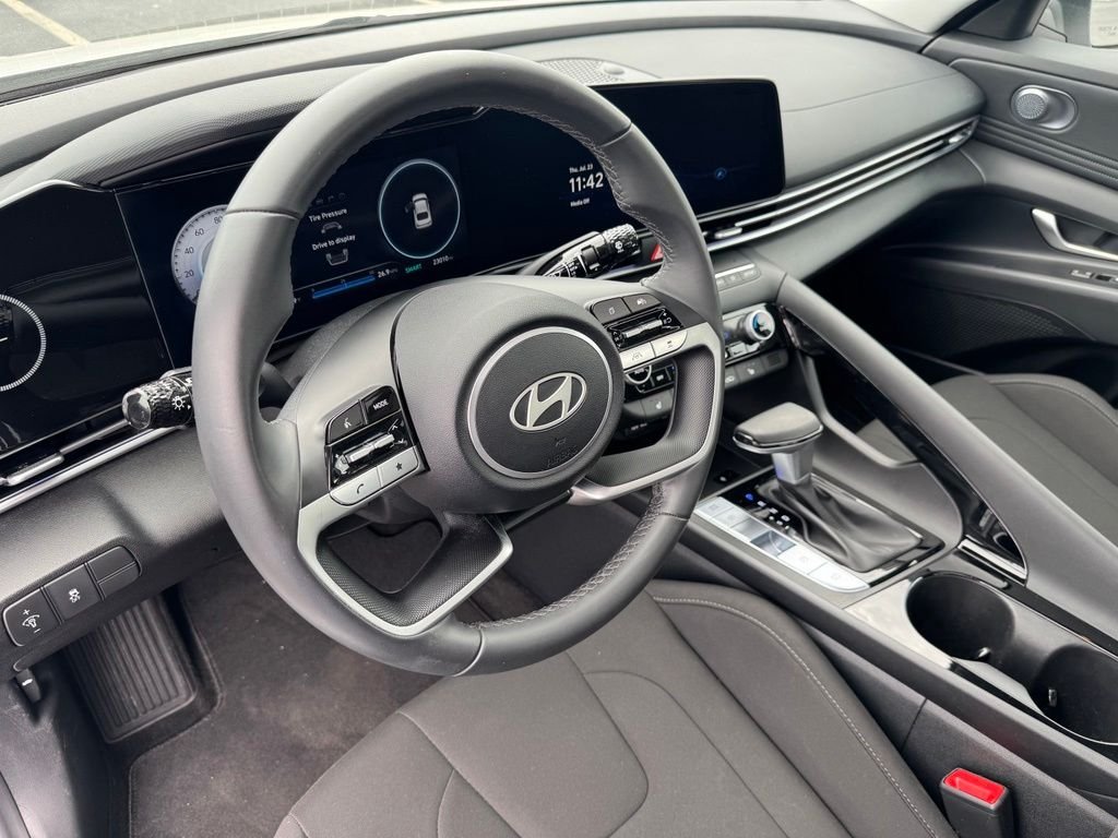Used 2025 White Hyundai SEL Convenience image 14