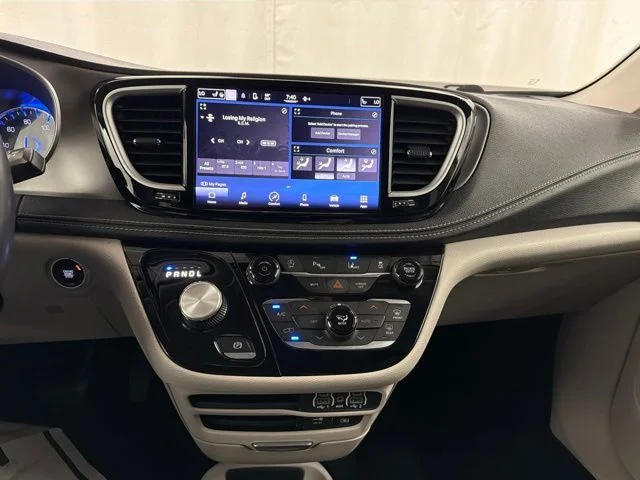 Used 2022 White Chrysler Touring L image 19