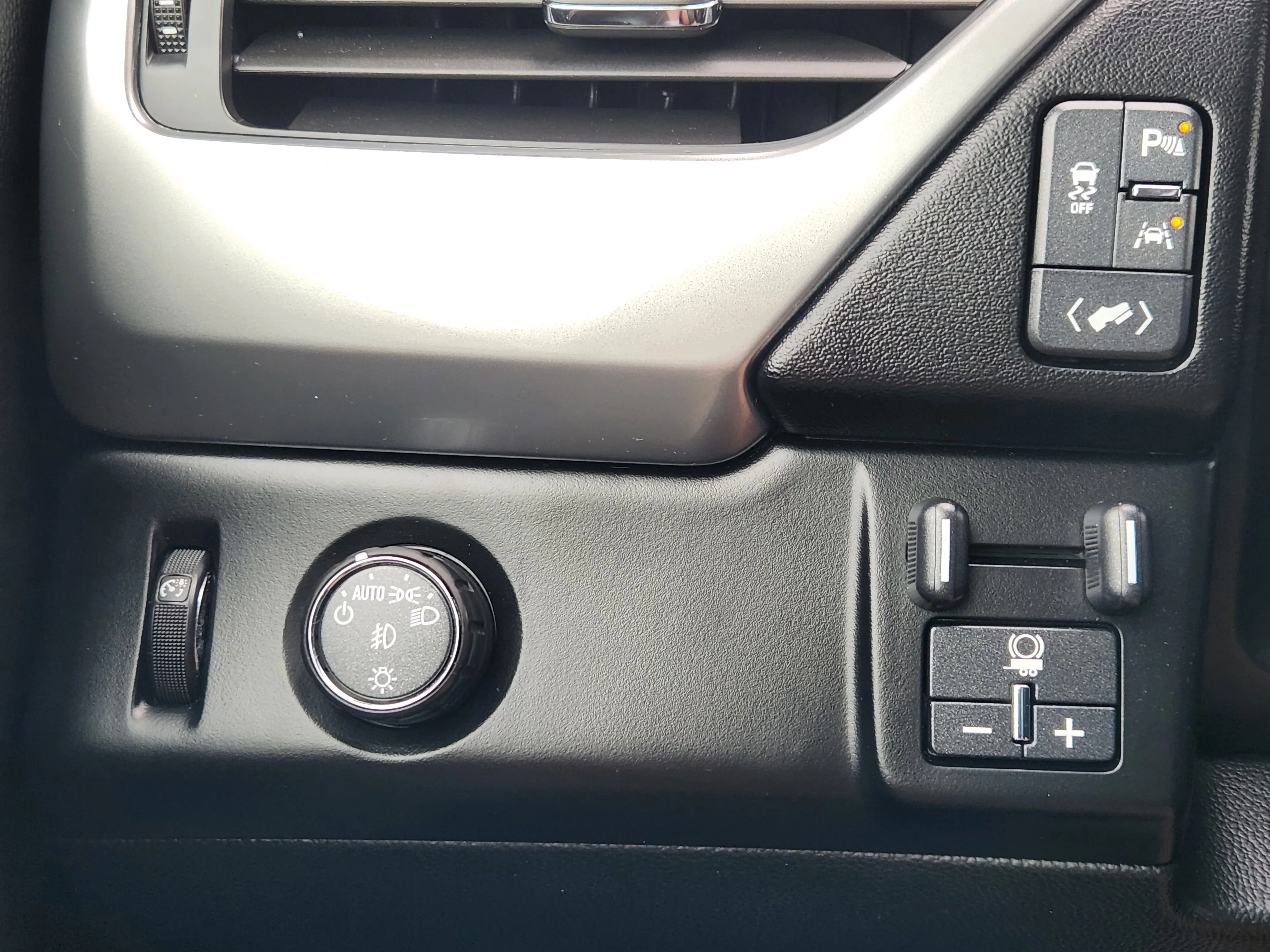 Used 2018 Silver Ice Metallic Chevrolet LT image 21