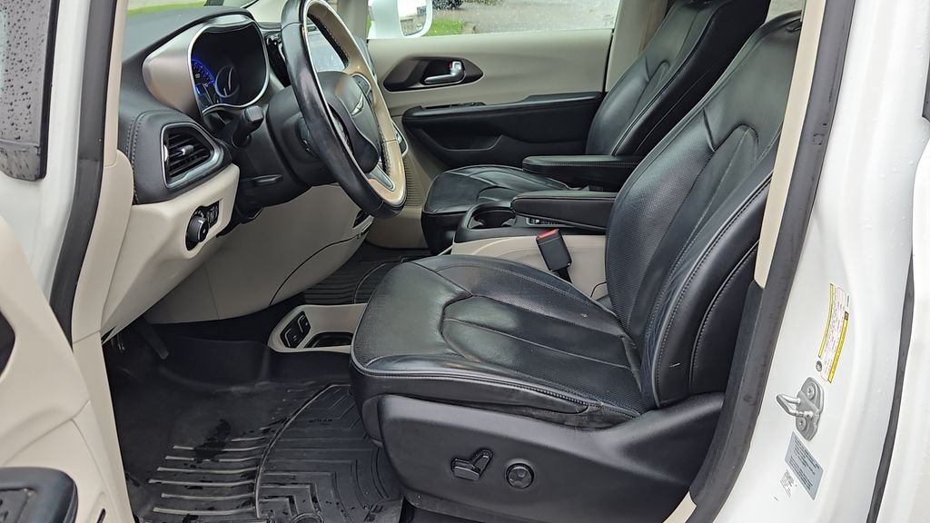 Used 2018 White Chrysler Limited image 9