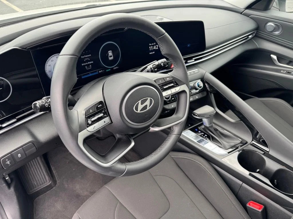 Used 2025 White Hyundai SEL Convenience image 14