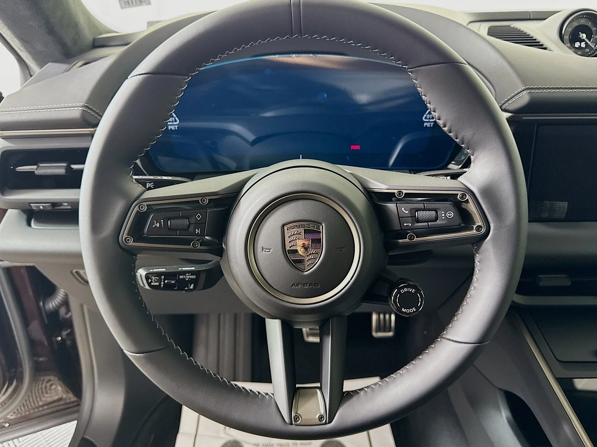 2025 Porsche Macan Turbo Electric - Photo 14