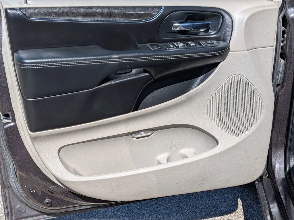 Used 2015 Gray Chrysler LX image 12