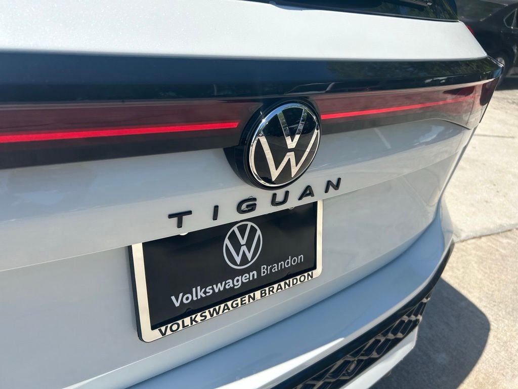 New 2026 White/off-white Volkswagen 2.0T SE R-Line Black image 32