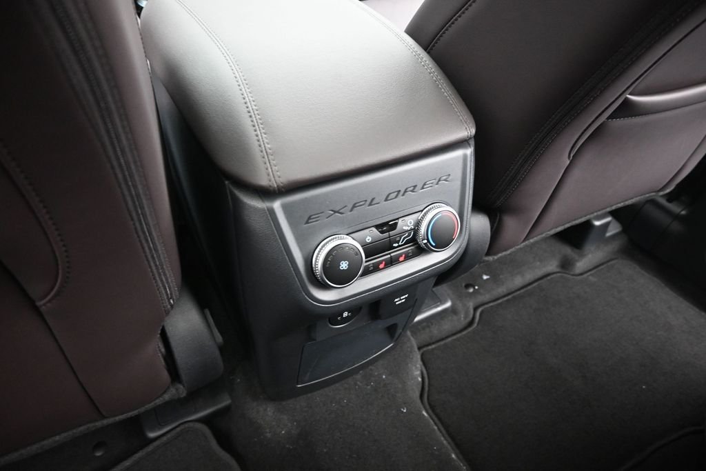 New 2026 Star White Metallic Tri-Coat Ford Platinum image 23