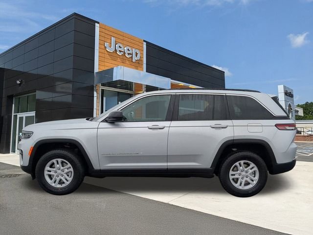New 2025 Silver Zynith Exterior Paint Jeep Laredo image 5