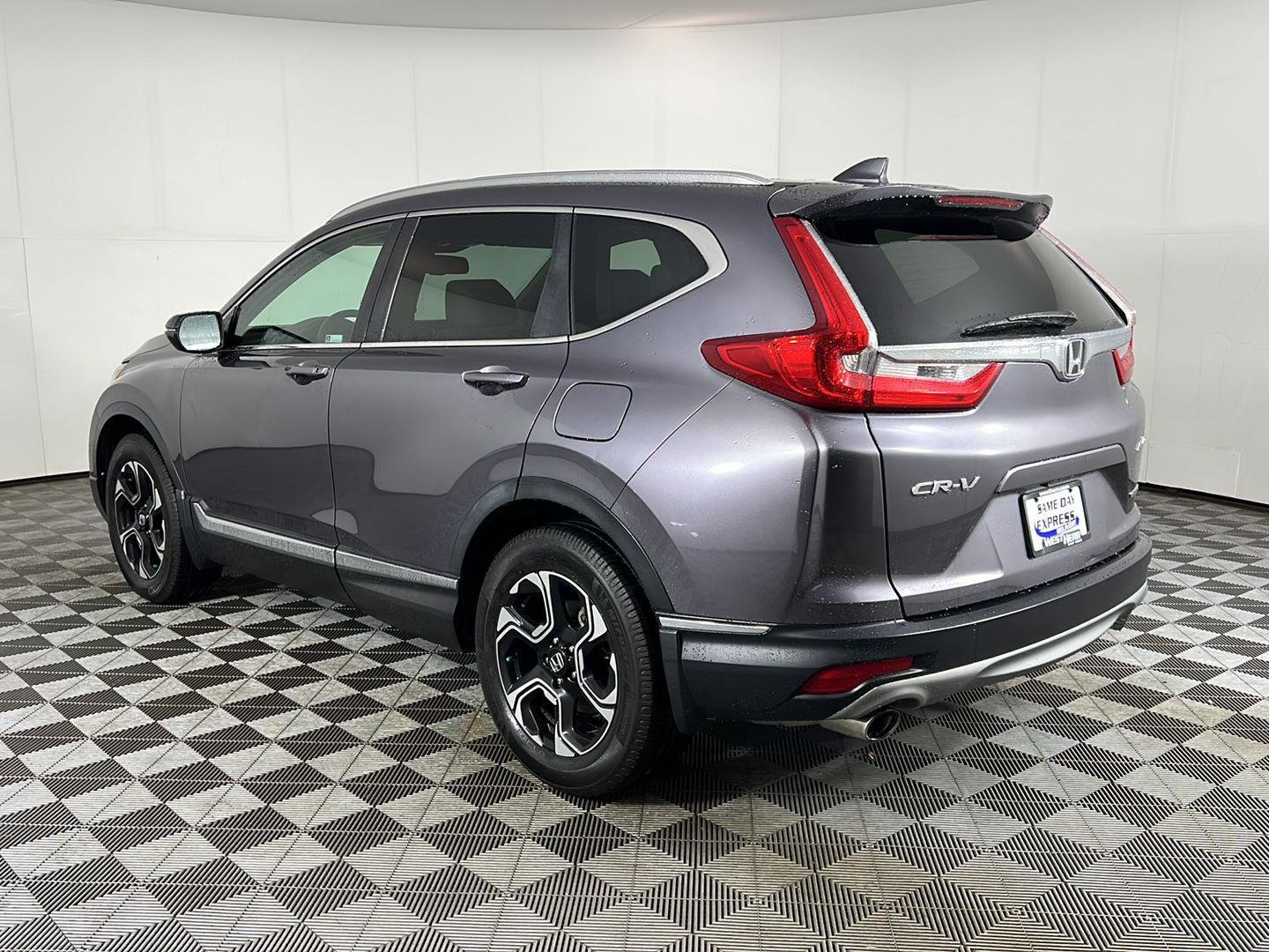 Used 2018 Modern Steel Metallic Honda Touring image 9