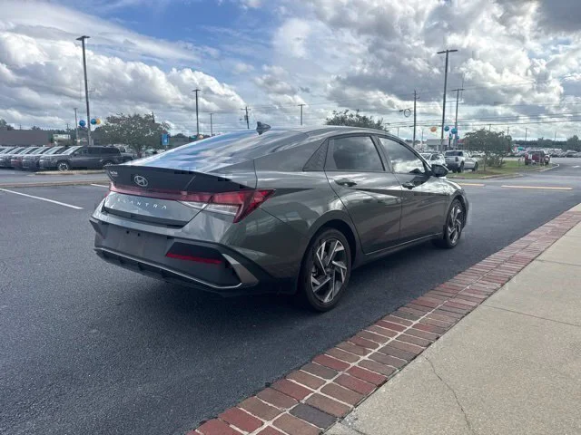 Used 2025 Gray Hyundai SEL Sport image 7
