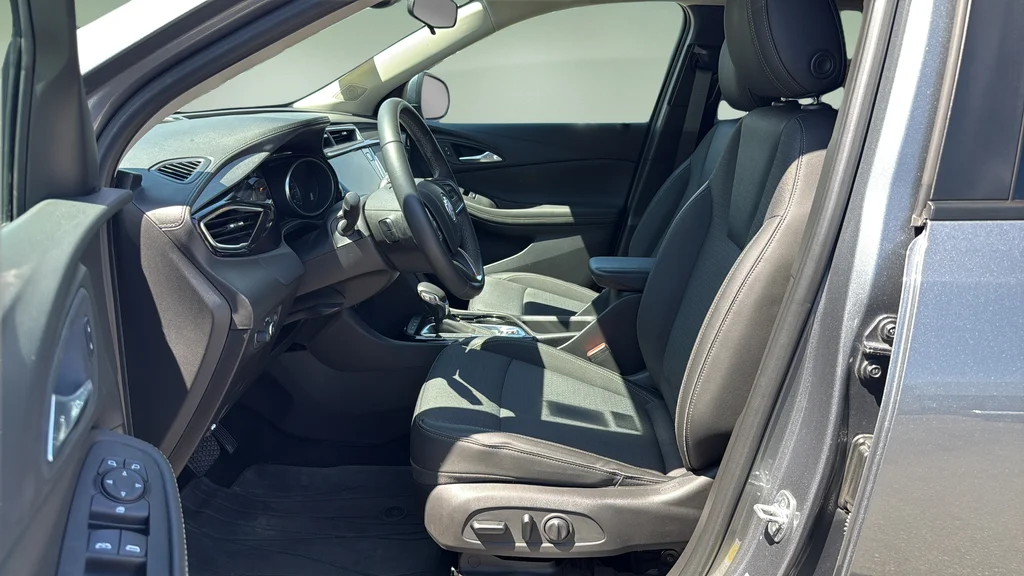 Used 2021  Buick Select image 11