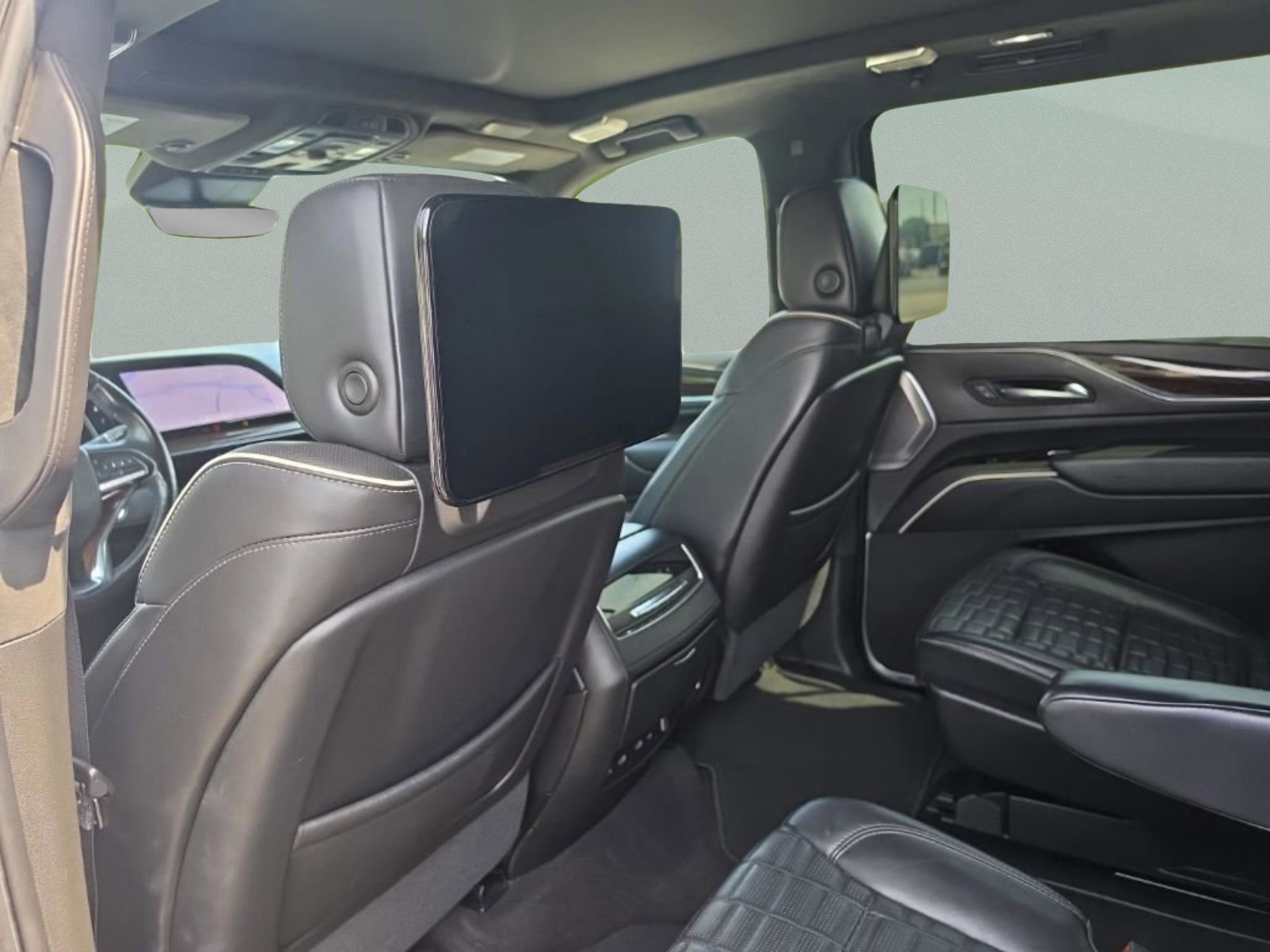 Used 2021 CRYSTAL WHITE TRICOAT Cadillac Sport Platinum image 27