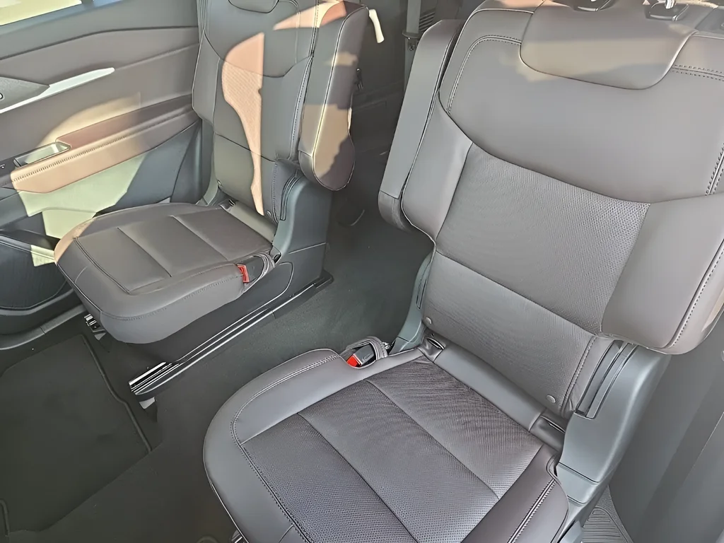 New 2026 Star White Metallic Tri-Coat Ford Platinum™ image 25