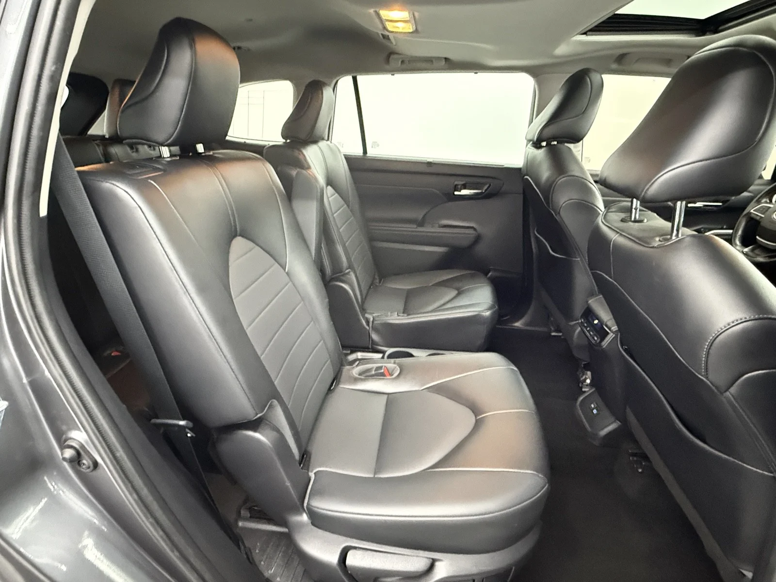 Used 2022 Magnetic Gray Metallic Toyota Hybrid XLE AWD image 44