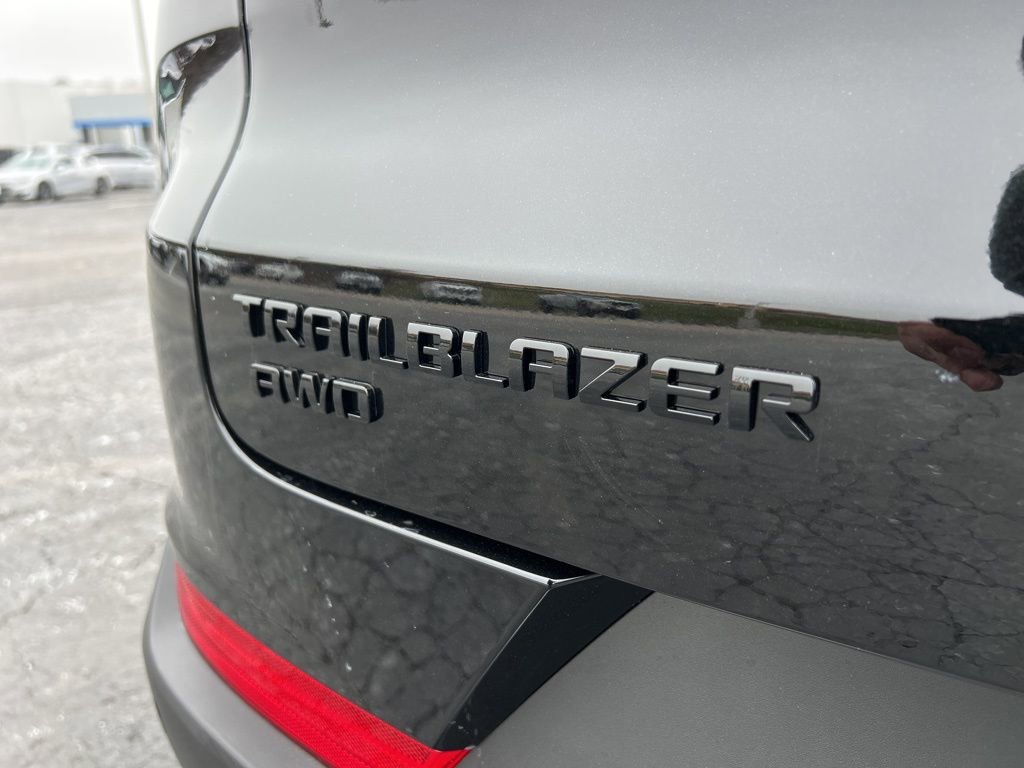 New 2026 Mosaic Black Metallic Chevrolet LT image 13