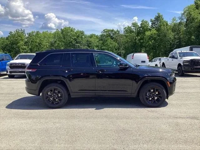 New 2026 Diamond Black Crystal Pearl-Coat Exterior Paint Jeep Laredo image 8