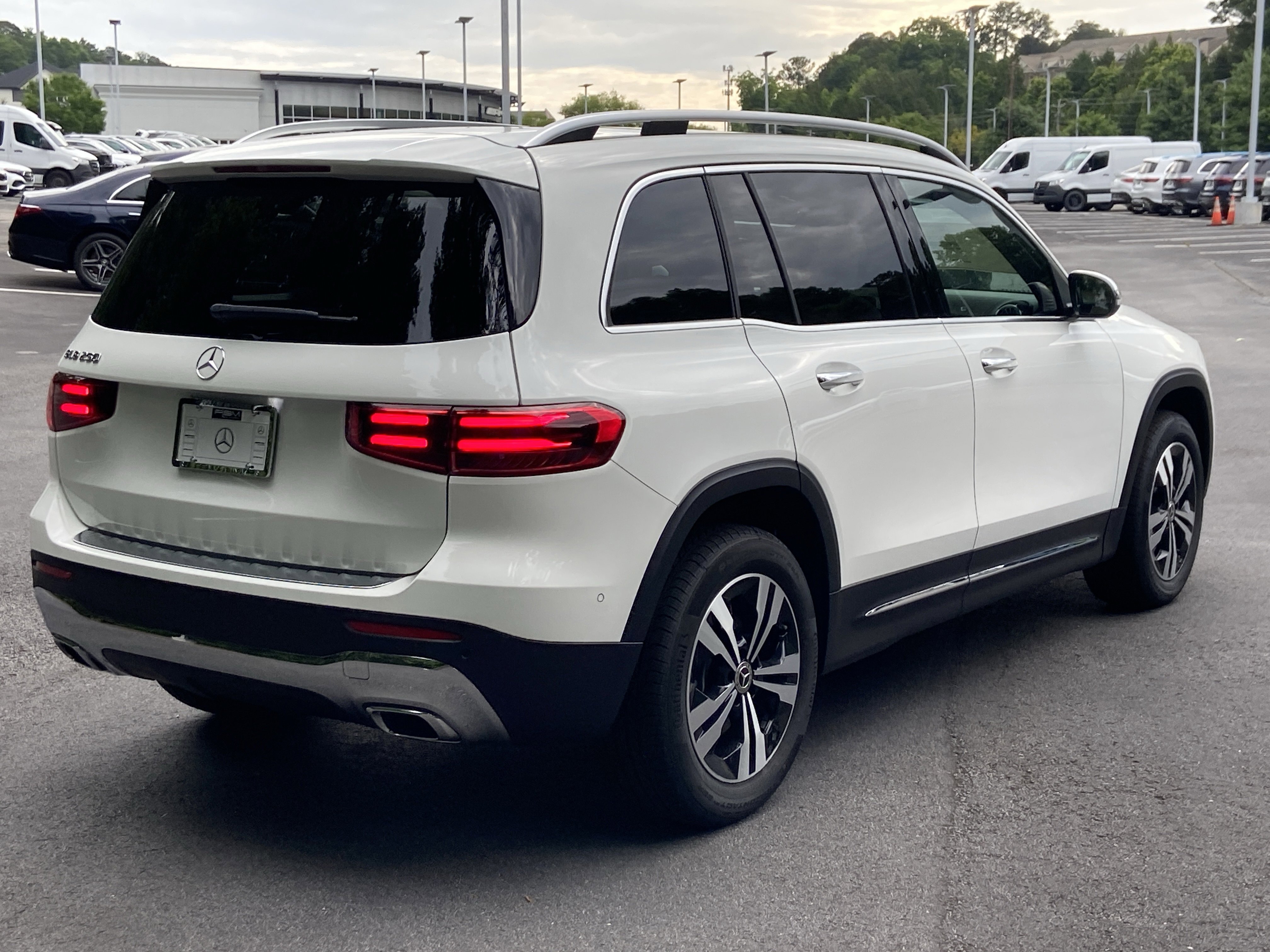 New 2026 Polar White Mercedes-Benz GLB 250 SUV image 6