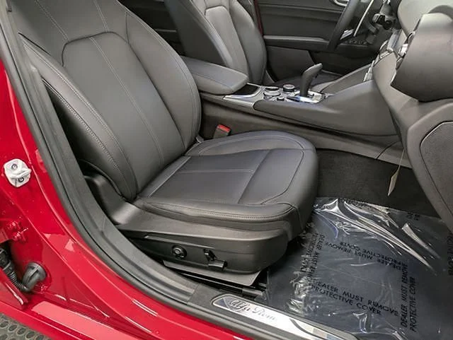 Used 2025  Alfa Romeo  image 31