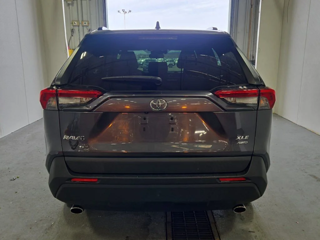 Used 2019 Gray Toyota XLE Premium image 3