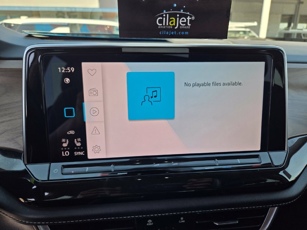 Used 2025  Volkswagen 2.0T SE w/Technology image 16