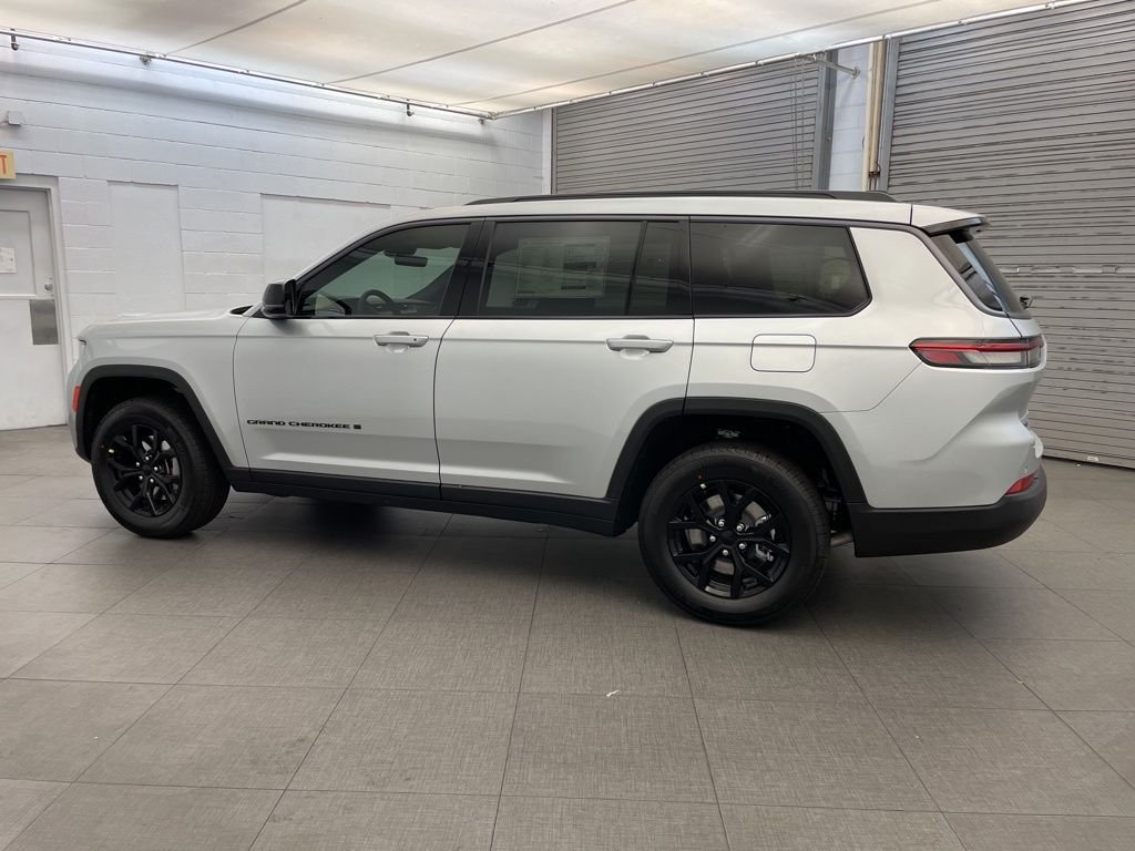 New 2026 Silver Zynith Exterior Paint Jeep Altitude image 5