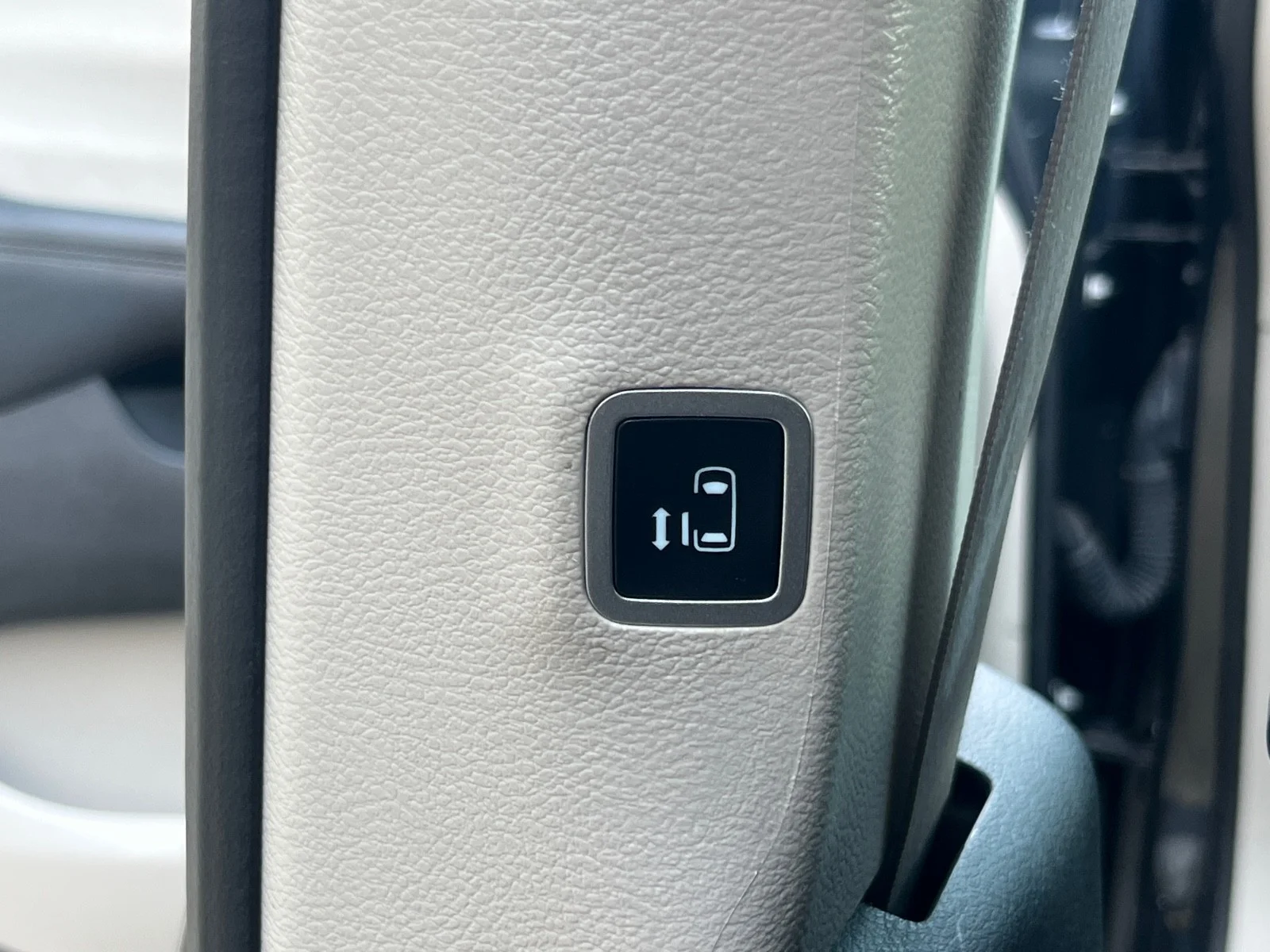 Used 2023 Brilliant Black Crystal Pearlcoat Chrysler Touring L FWD image 40