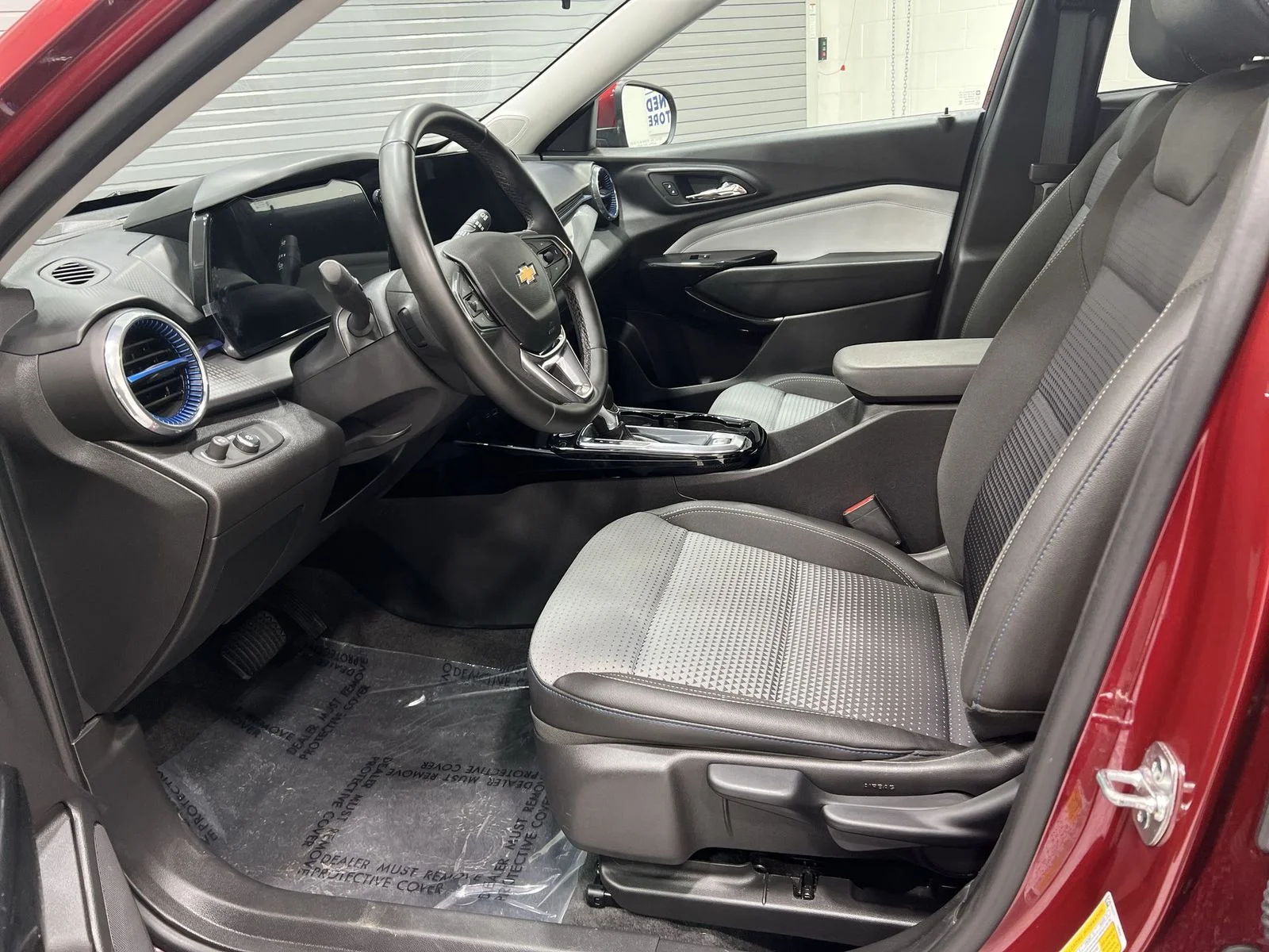 2025 Chevrolet Trax LT - Photo 11
