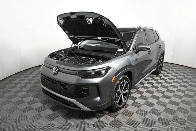 New 2026 Platinum Gray Metallic Volkswagen SE image 31