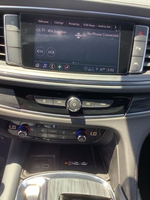 Used 2023 Summit White Buick Essence image 31