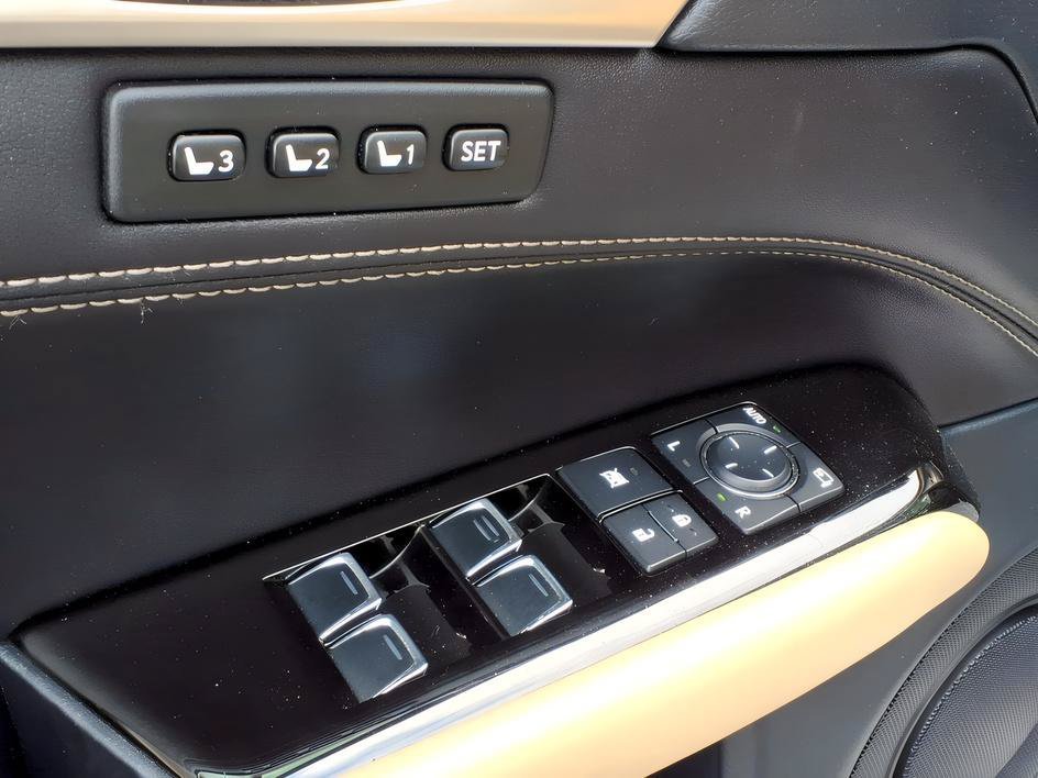 Used 2016 Atomic Silver Lexus 350 image 17