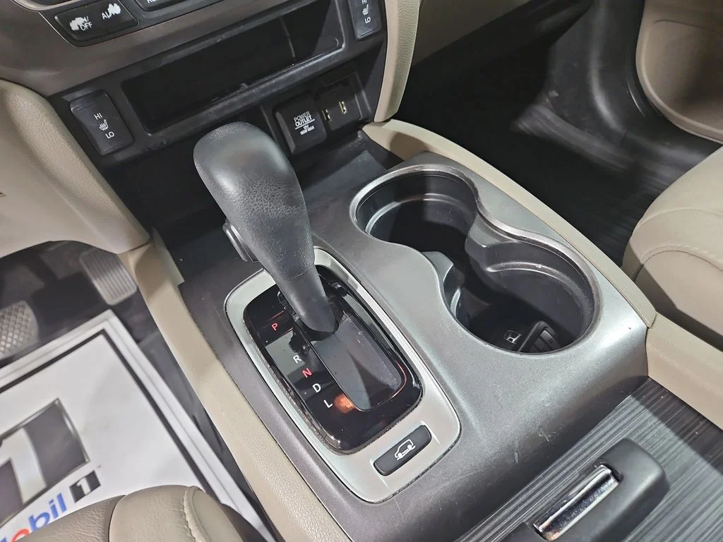 Used 2017 White Honda EX-L image 23