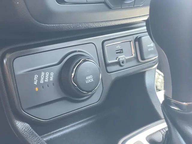 Used 2023 White Jeep Altitude image 29