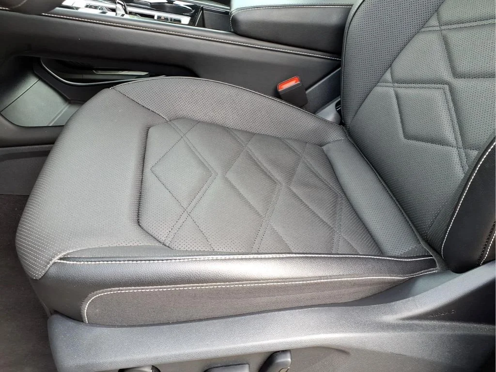 Used 2024  Volkswagen 2.0T SE w/Technology image 16