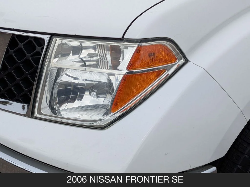 Used 2006 White Nissan SE image 10