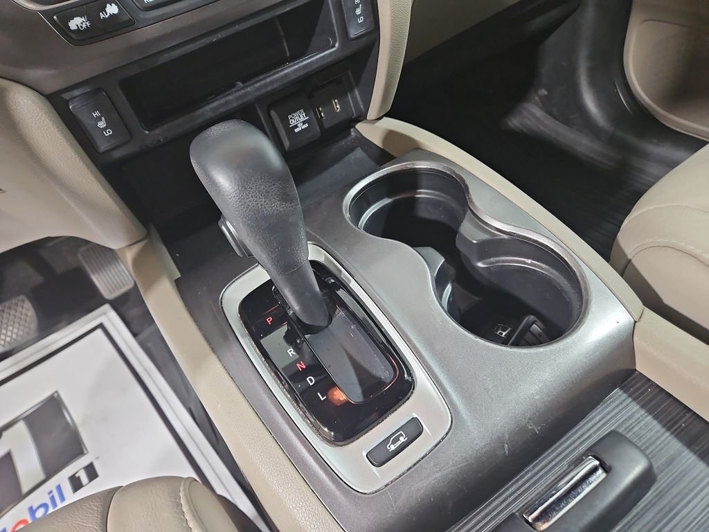 Used 2017 White Honda EX-L image 23