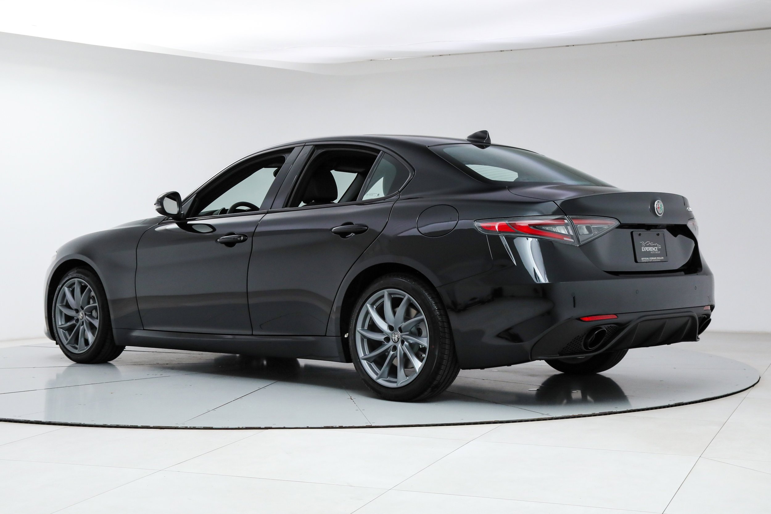New 2026 Vulcano Black Metallic Exterior Paint Alfa Romeo  image 3