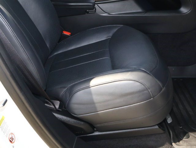 Used 2023 White Land Rover SE Dynamic image 19