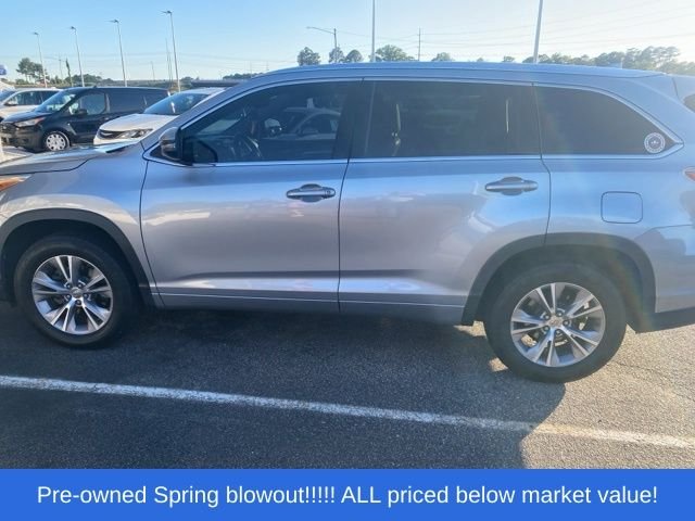 Used 2015 Silver Toyota XLE V6 image 4