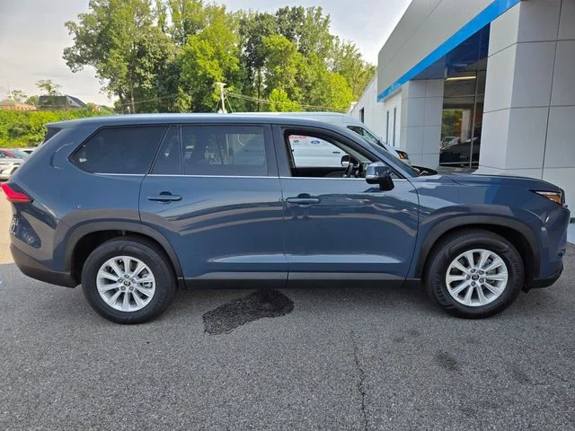 Used 2024 White Toyota XLE image 10