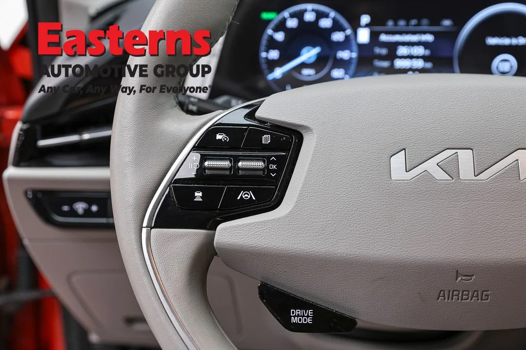 Used 2023 Red Kia Wind image 15