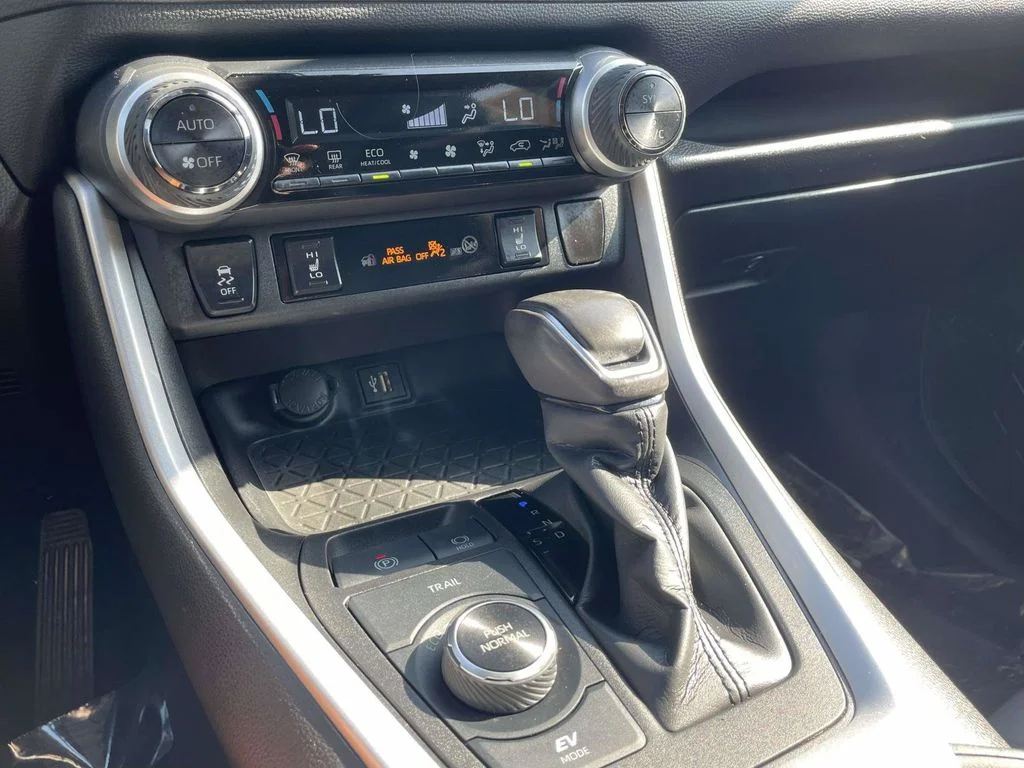 Certified Used 2024  Toyota XLE Premium image 40