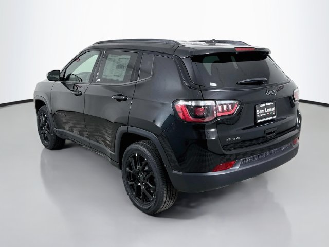 New 2026 Diamond Black Crystal Pearl-Coat Exterior Paint Jeep Latitude image 5