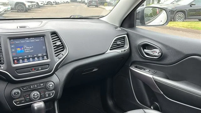 Certified Used 2022 White Jeep Latitude Lux image 25